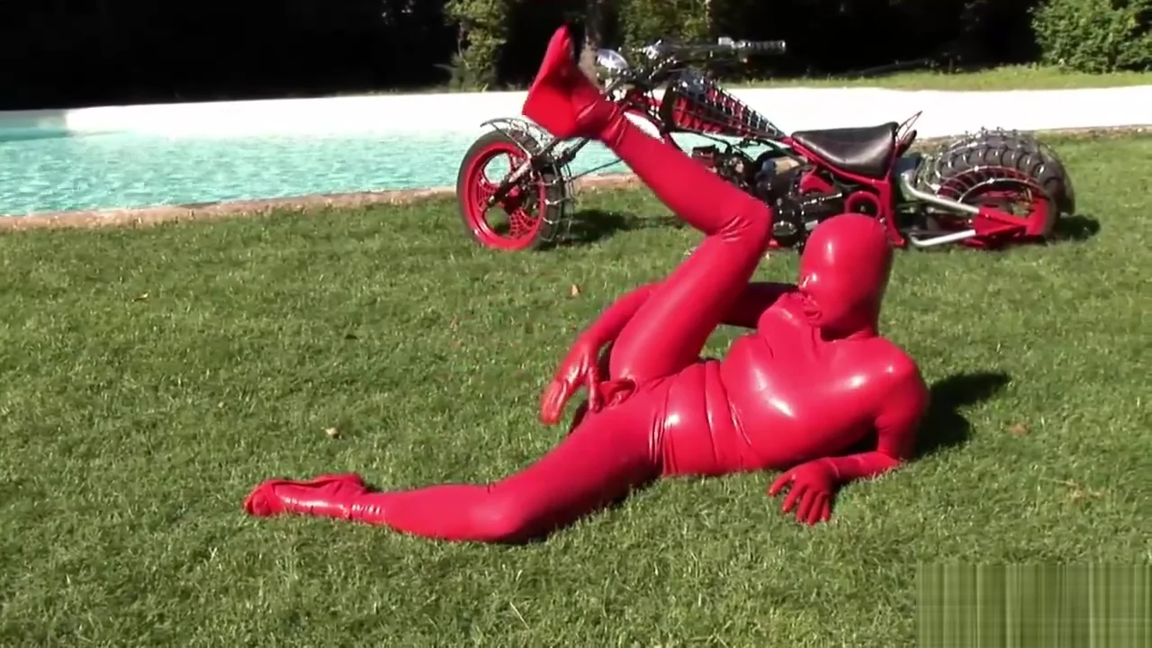 Girl in latex tries out her new dildo