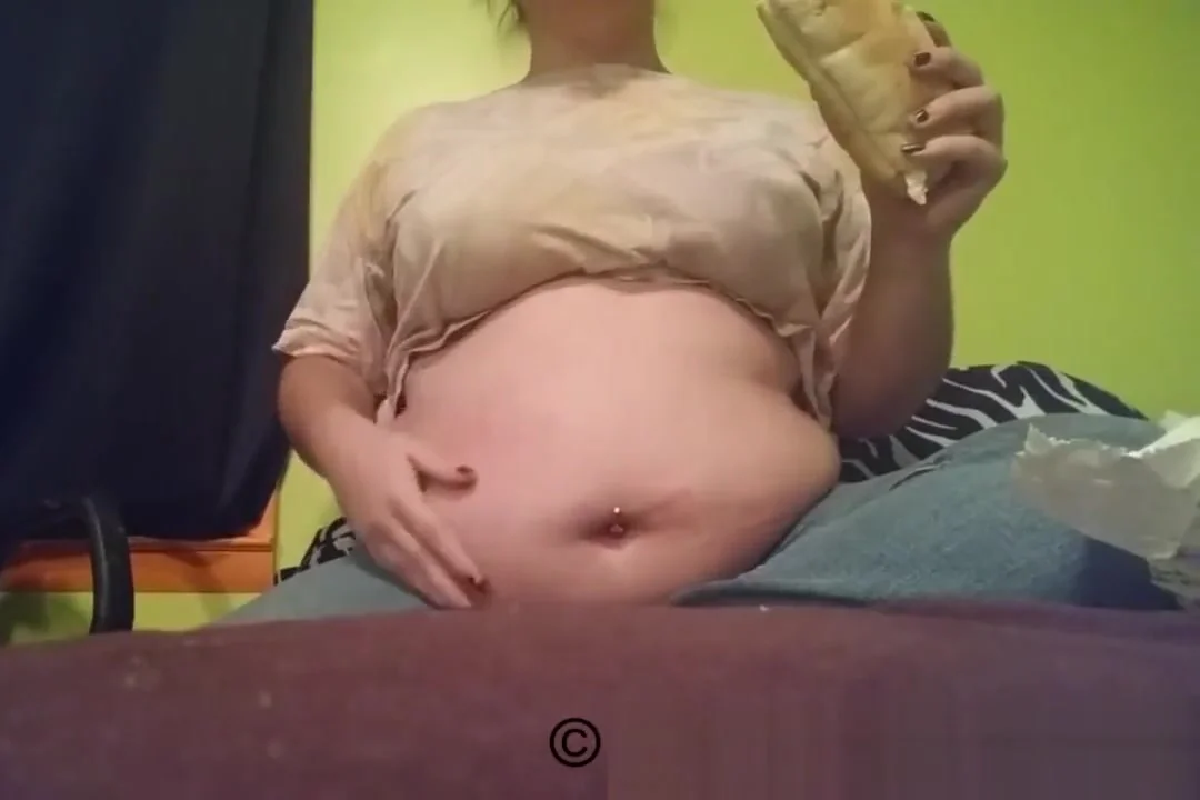 BBW Stuffs Face with 2 Footlong Sandwiches from Subway and Gets Huge
