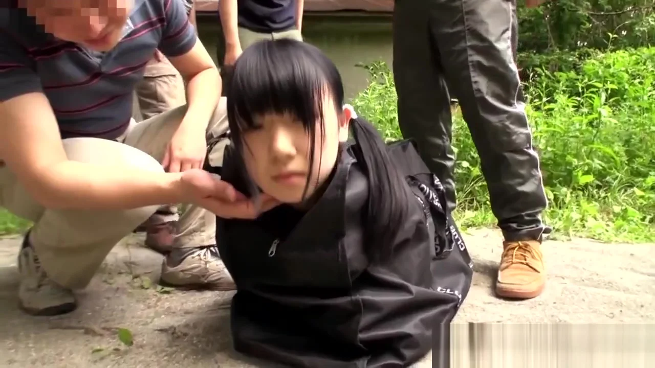 Tiny japanese babe facialized in group