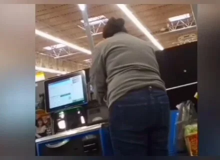 Sexy ass on brunnete milf in jeans at self checkout