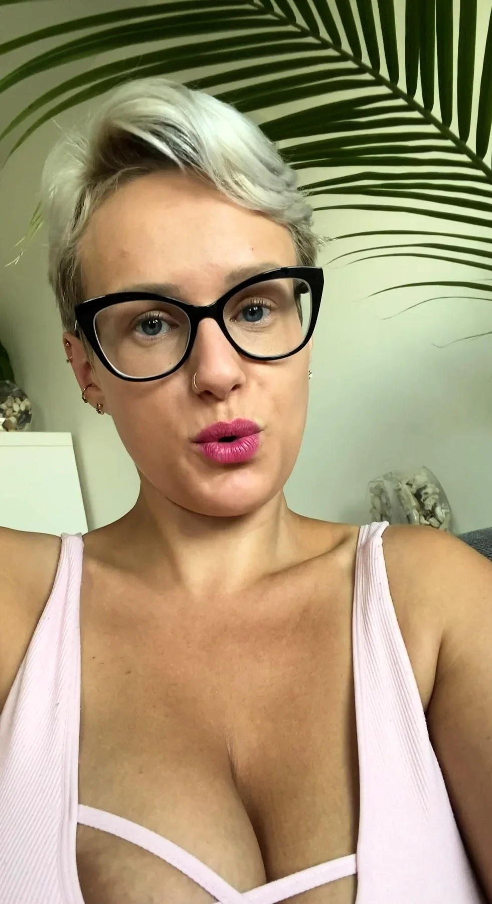 Hot blonde milf in solo masturbation show