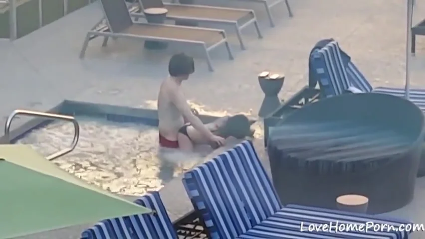Amateur Couple Is Fucking Tub Outside