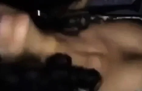 Milf bagnata in macchina