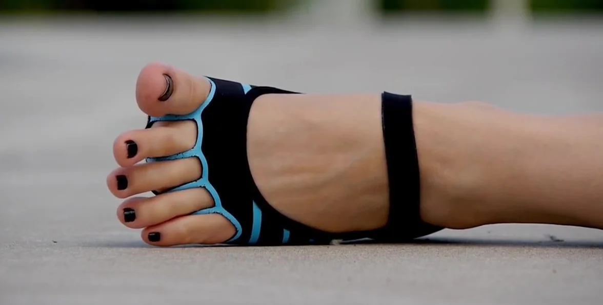 Feet 041 - Accentuating Her Long Toes