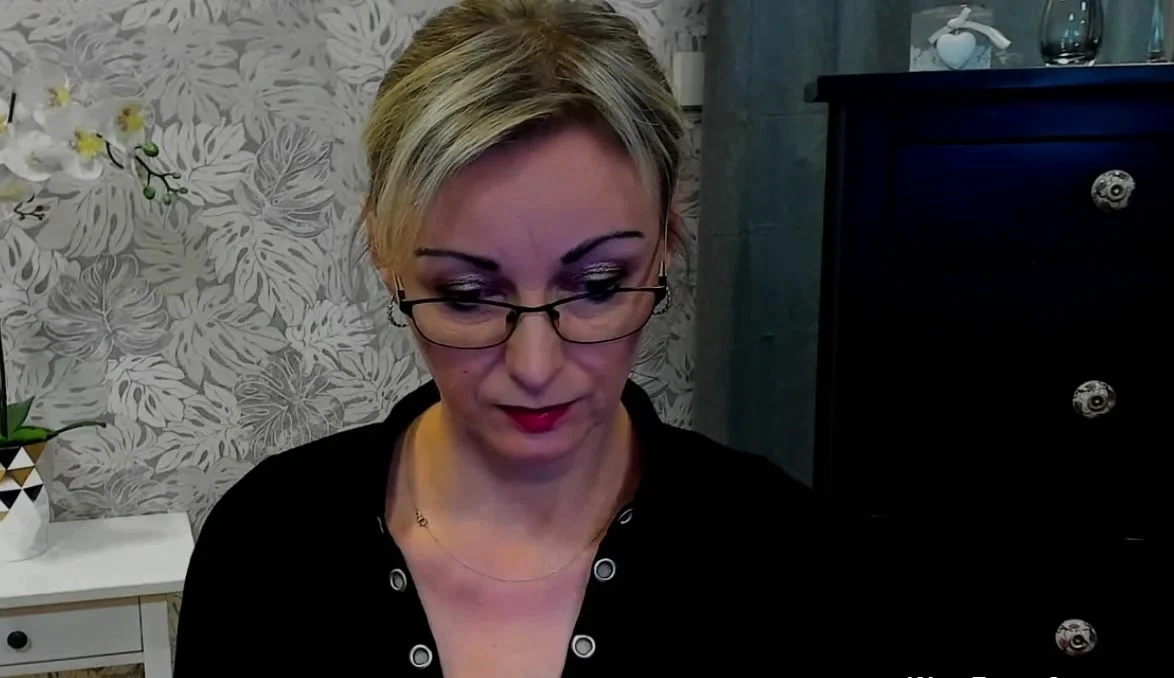 Amateur blonde German MILF LUXvanessa poses on webcam