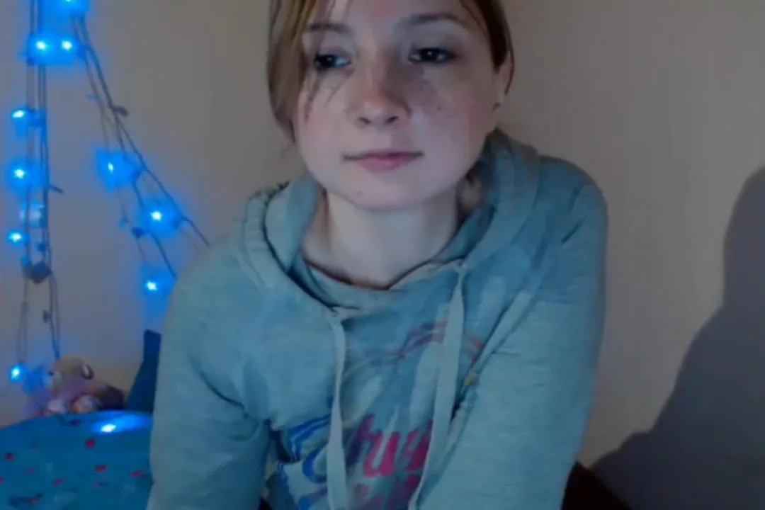 Cute teen 18+ girl masturbates and shows feet