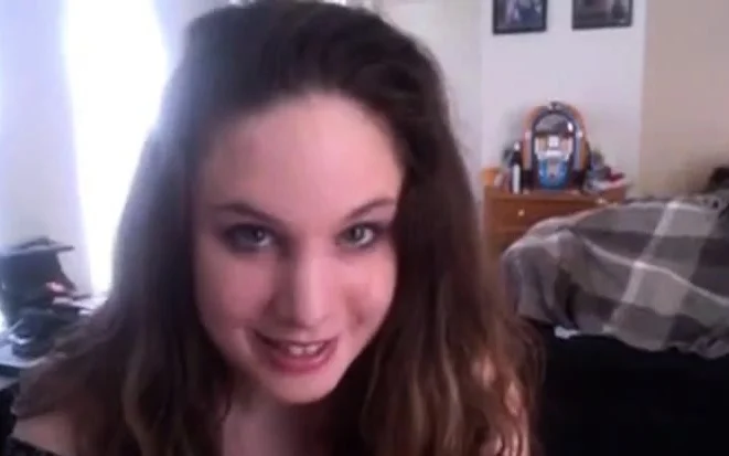 webcam curvy girl strips and sings