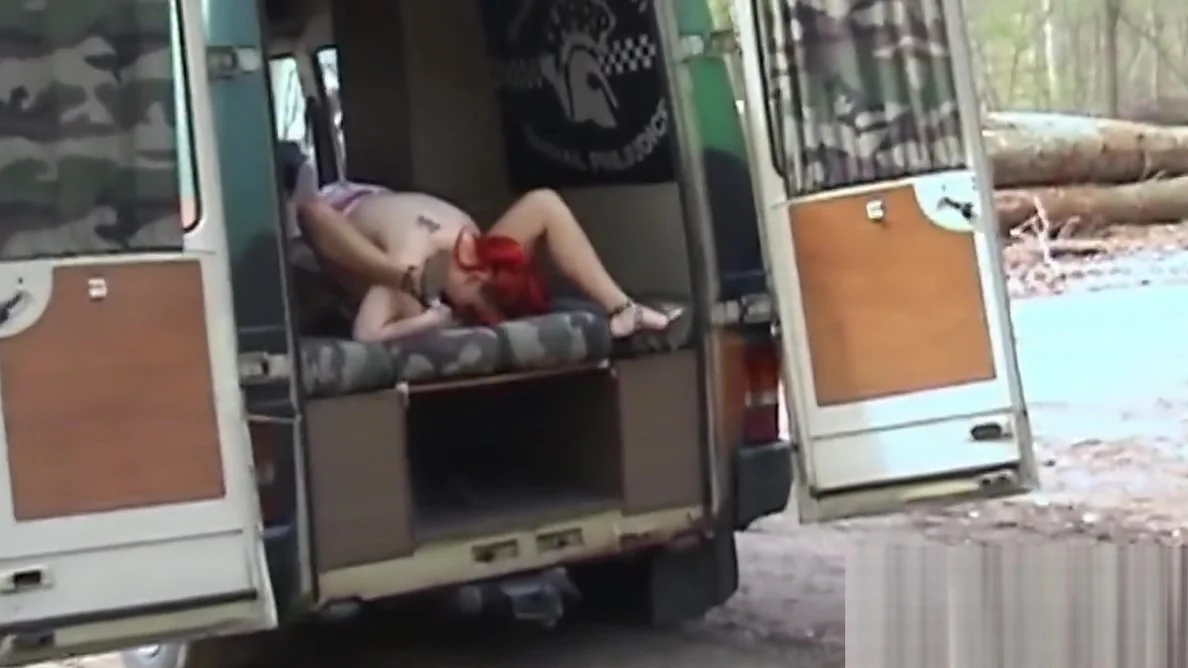 Exhib trio et gode entre teens 18+ et milfs en public