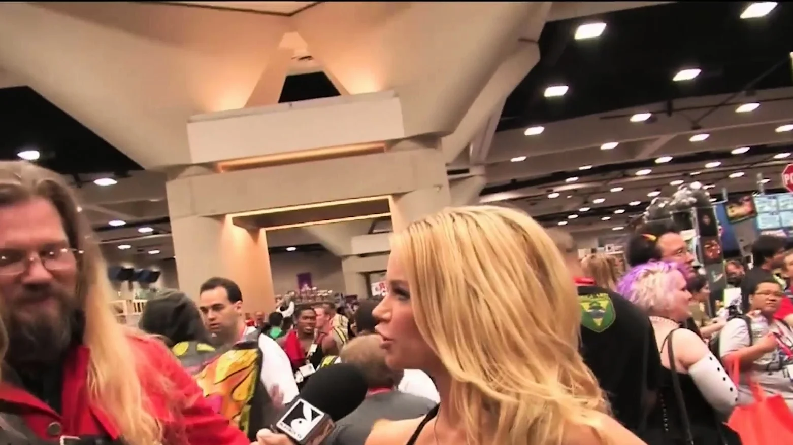 Stunning big boobs blonde shows boobs