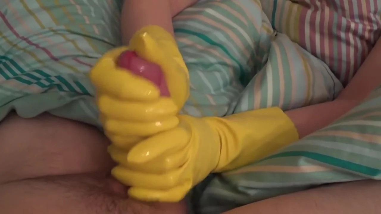 Doctor Scarlett Winter Is Taking Care Of One Of Her Patients - Glovely Handjob