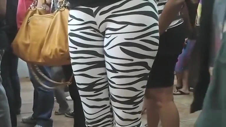 Public cameltoe in skintight zebra pants