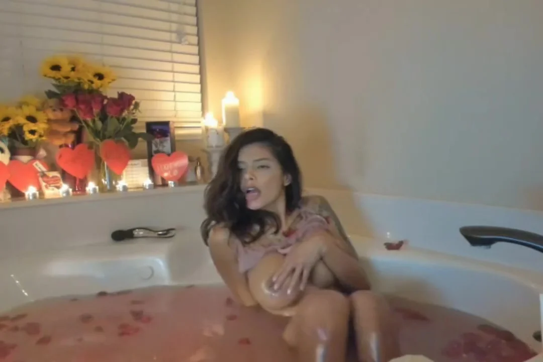 Big Tits Cam Girl Celebrates Valentine In The Bath