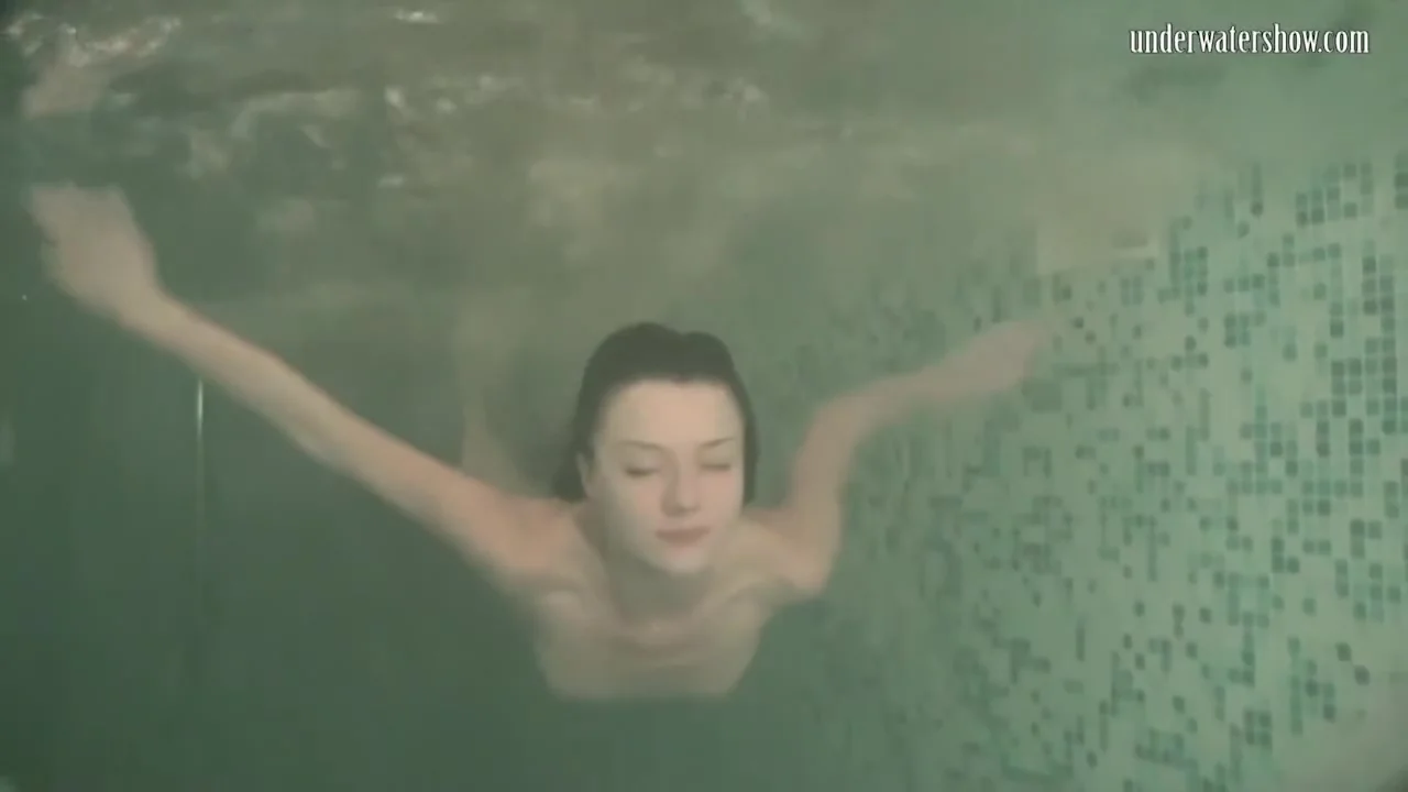 Tight Pussy Brunette Liza Medovaja Underwater
