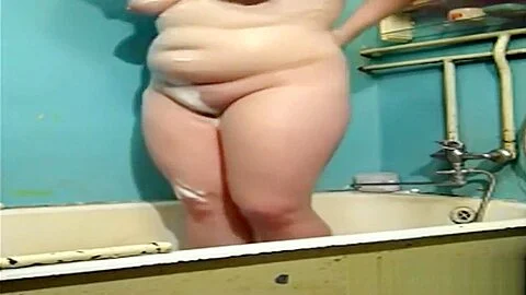 Bathing BBW milf Norah on