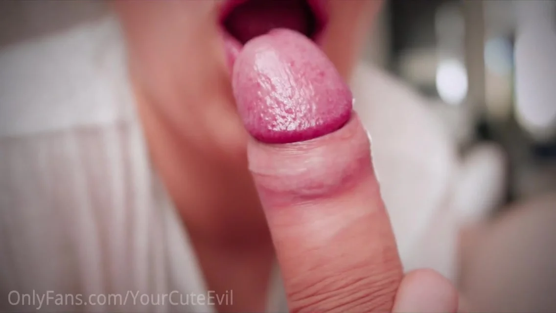 Cute Asain Girl Gives A Morning Blowjob And Enjoys It 4k 2160p