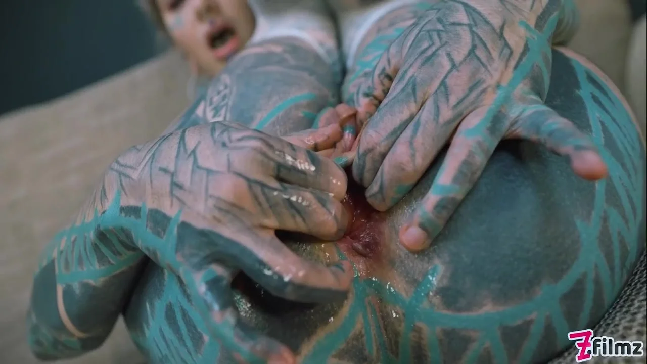 Anuskatzz Shoves A Stainless Steel Dildo Up Her Ass