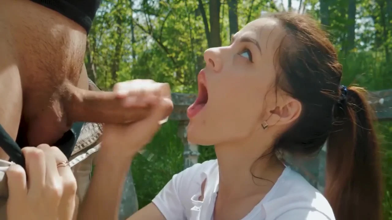 Amateur Messy Blowjob Outdoor And Swallow Cum With Stranger
