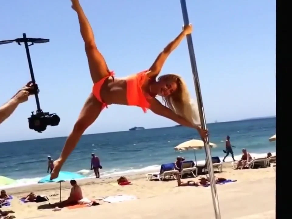 Blonde lass doing her pole dancing show