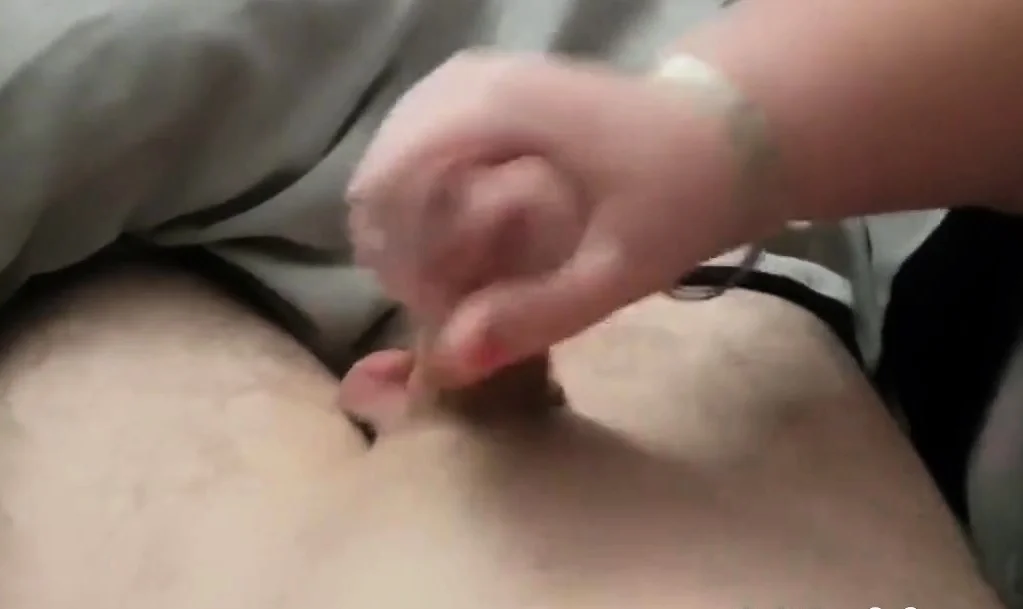 Norsk MILF gir en steamy handjob