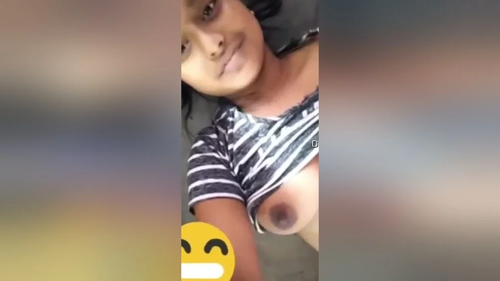 Today Exclusive-sexy Desi Chick Shows Her Boobs On Vc