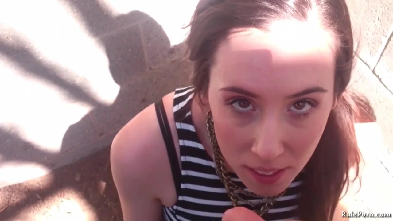 This amateur babe gets a cum facial