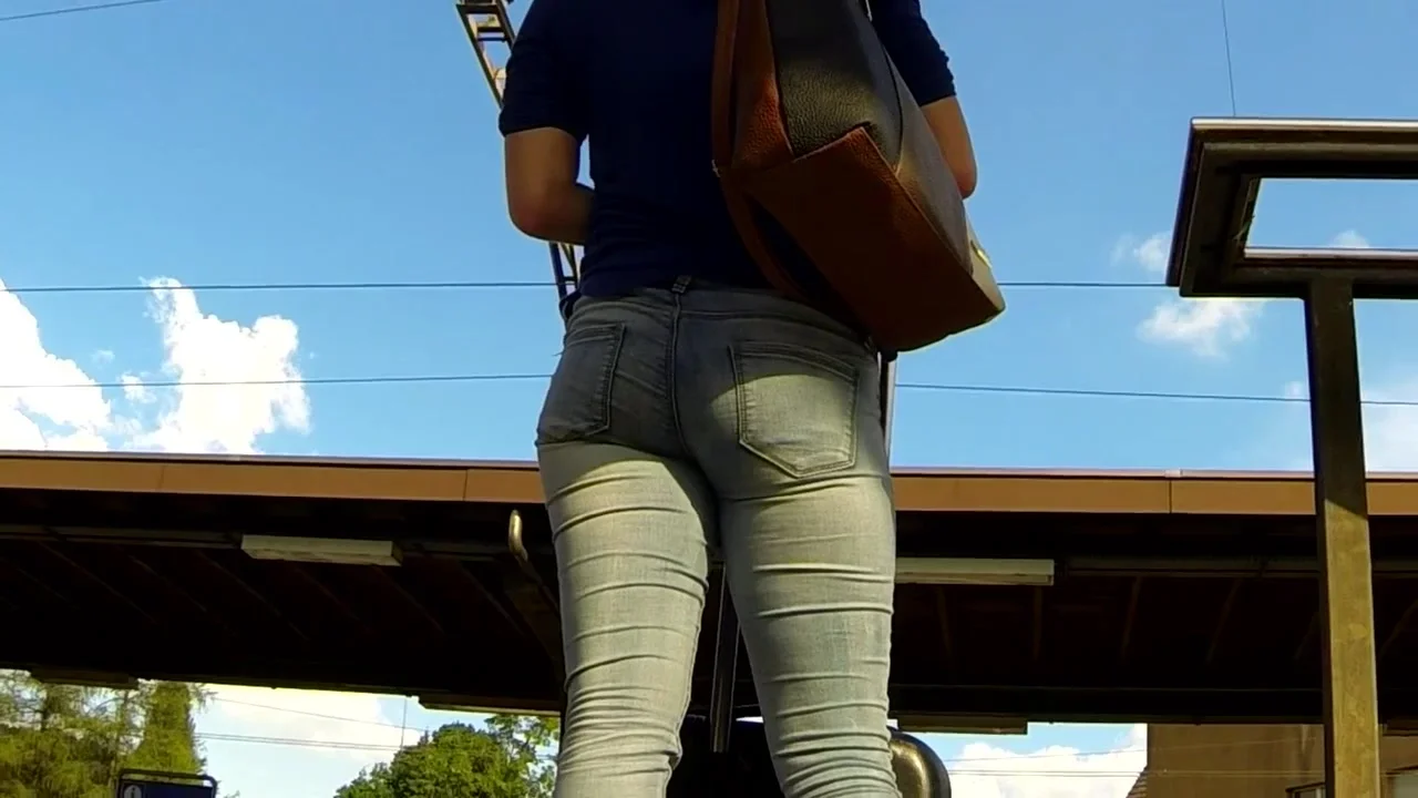 Candid - Nice Ass In Jeans At Train Station