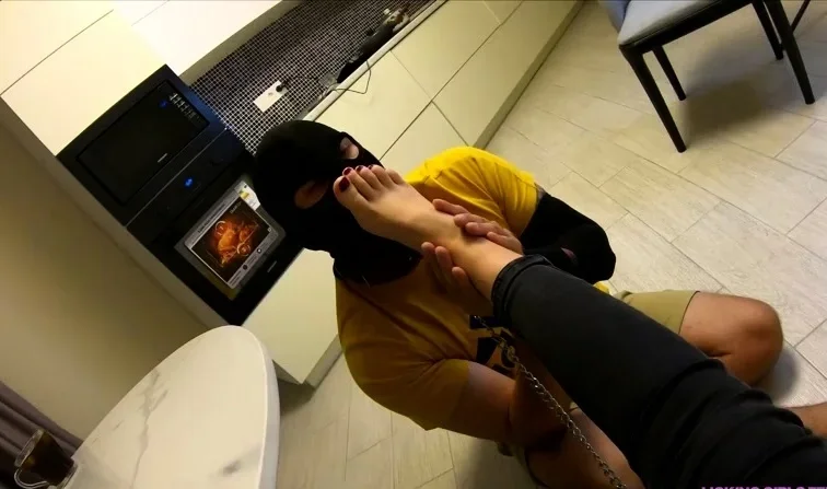 Irina Takes Time To Worship Her Feet