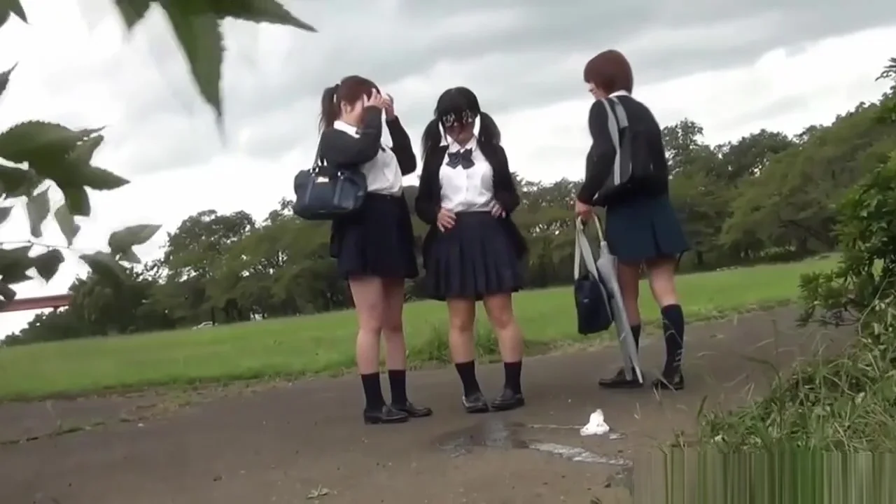 Asian schoolgirls 18+ urinate