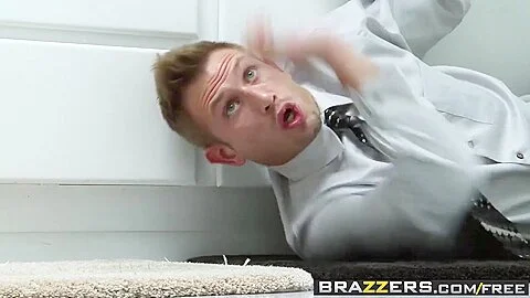 Brazzers - Shes Gonna Squirt - Sheila Marie and Bill Bailey - Squirting In The Shower