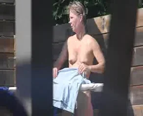 Hidden - Isa wife zincou makes ironing fully nude outdoor