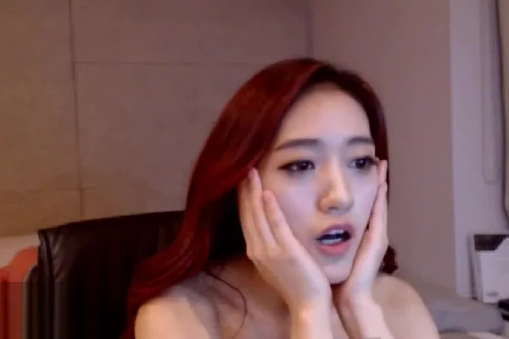 Hot Korean readhead shows her body