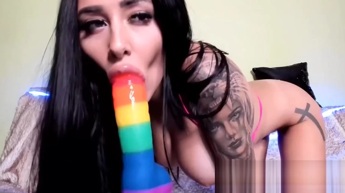 Busty Camgirl Fucks Her Wet Pussy