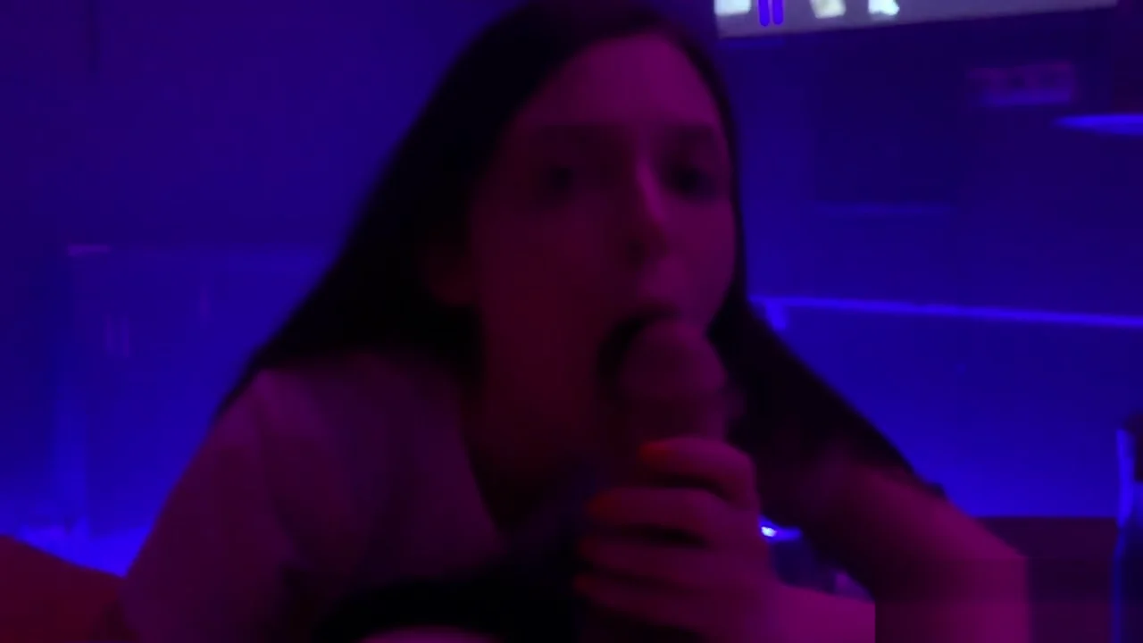 CUTE teen 18+ NATALISSA GIVES A BLOWJOB DURING THE MOVIE