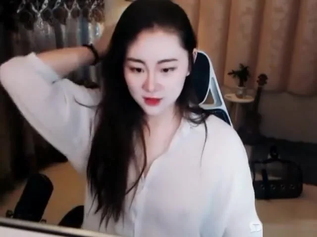 Beautyful chinese girl show cam